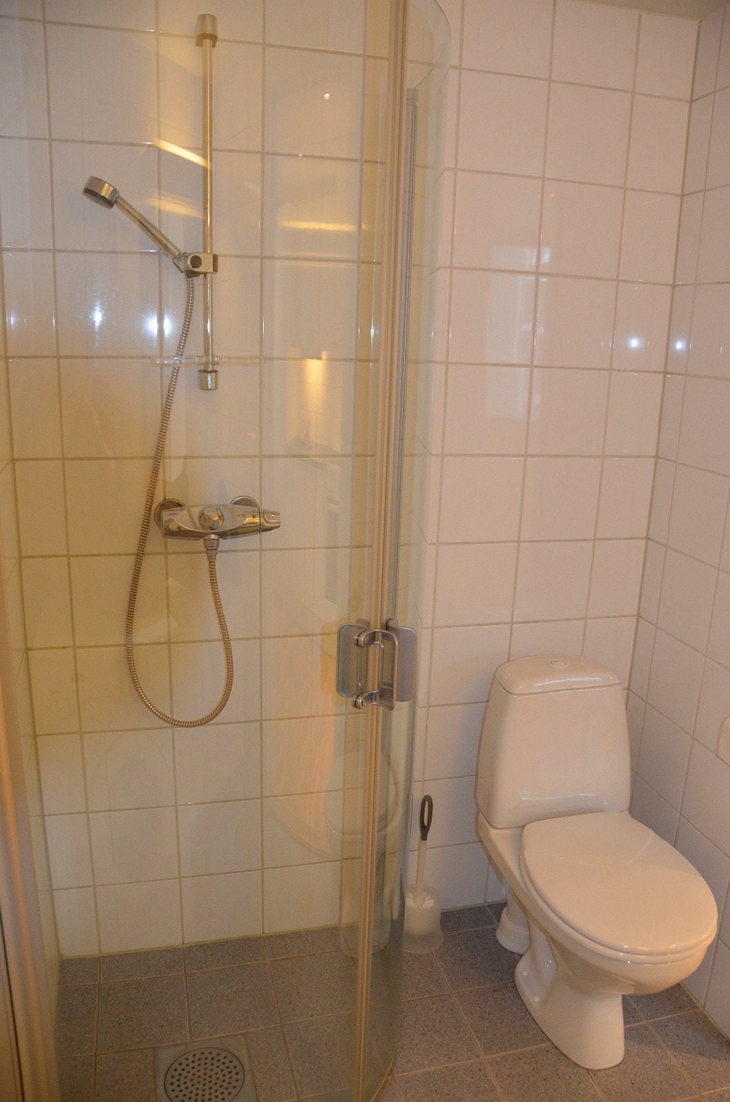 Flislagt bad med varmekabler og vaskemaskin. Galleribilde