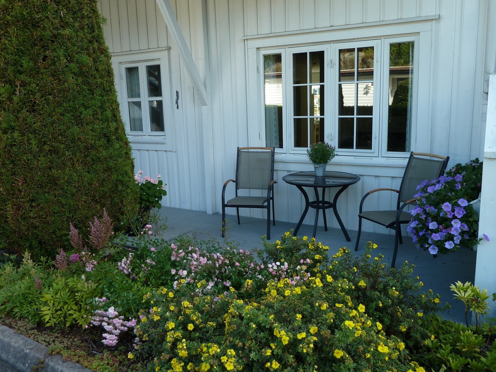 Terrasse mot hageatriet/vest Galleribilde