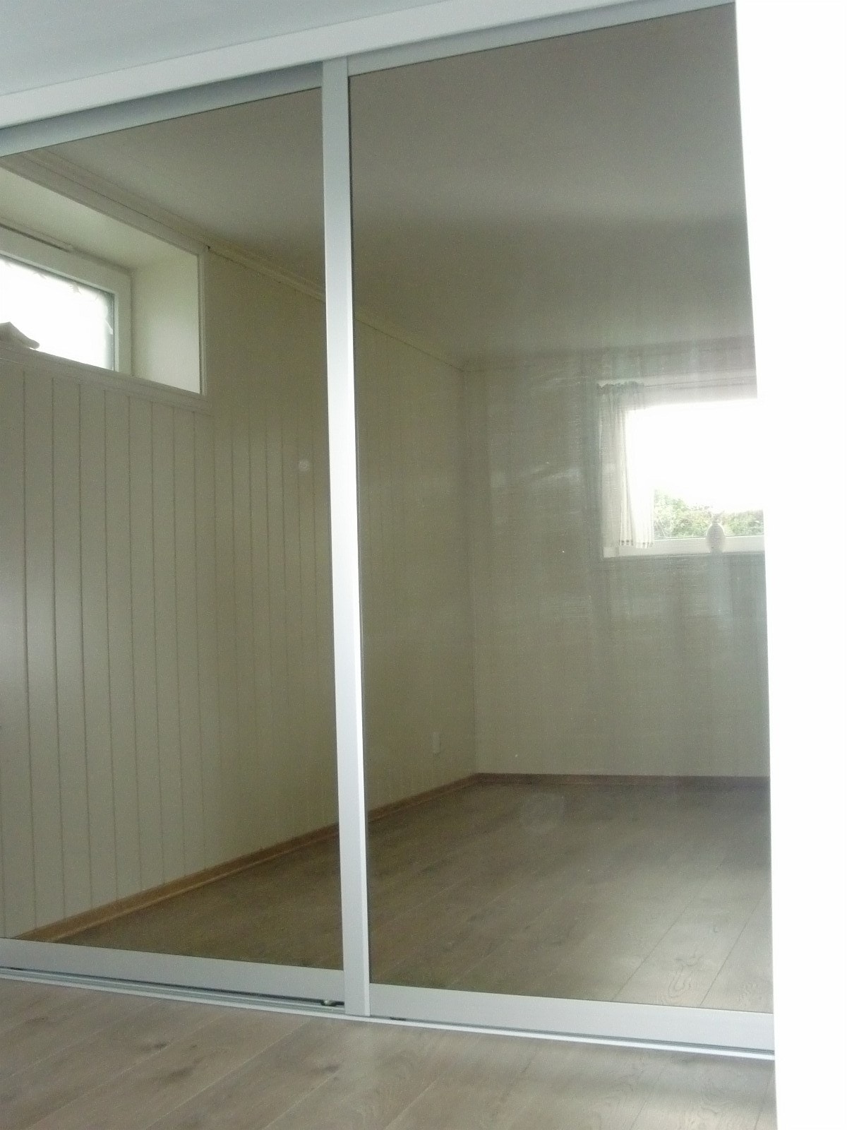 Soverom 2 - innhar speilskyvedørsgarderobe og vindu mot vest. Lite vindu også mot nord. Galleribilde