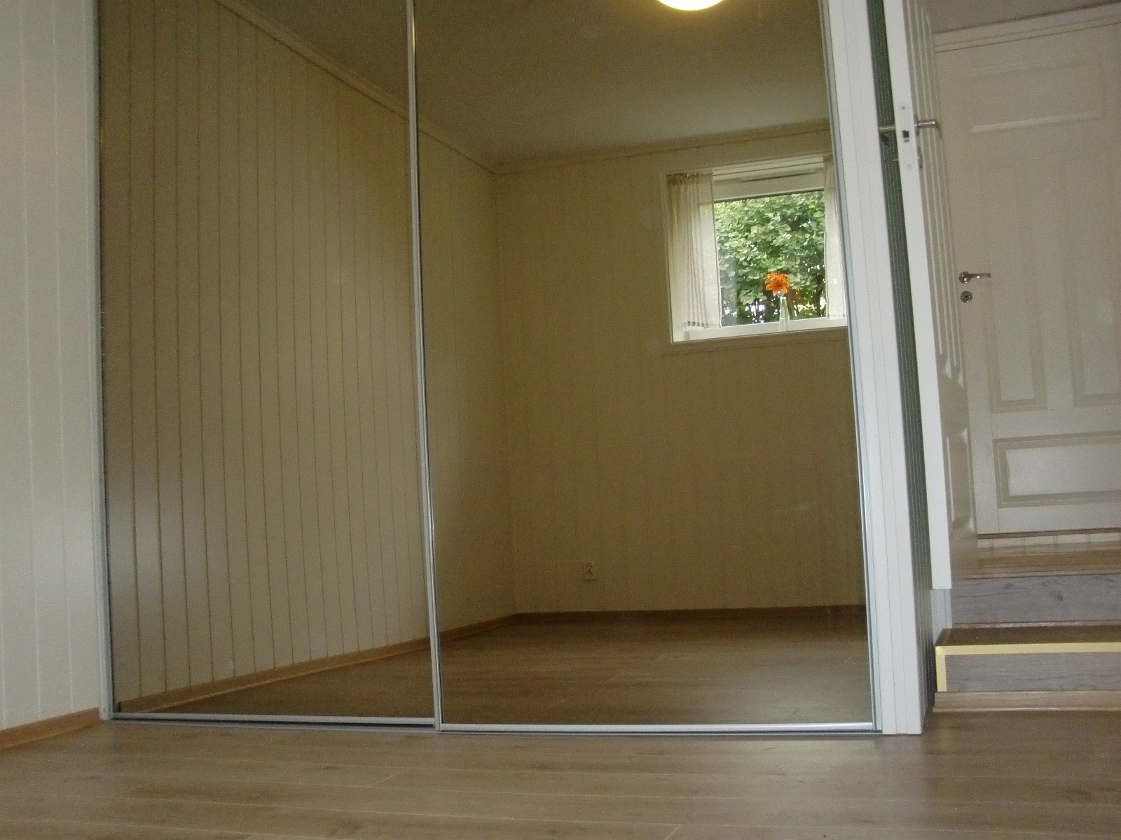 Soverom 1 - innehar speilskyvedørsgarderobe, integrert skaphyller i vegg og vindu ut mot sør. Galleribilde