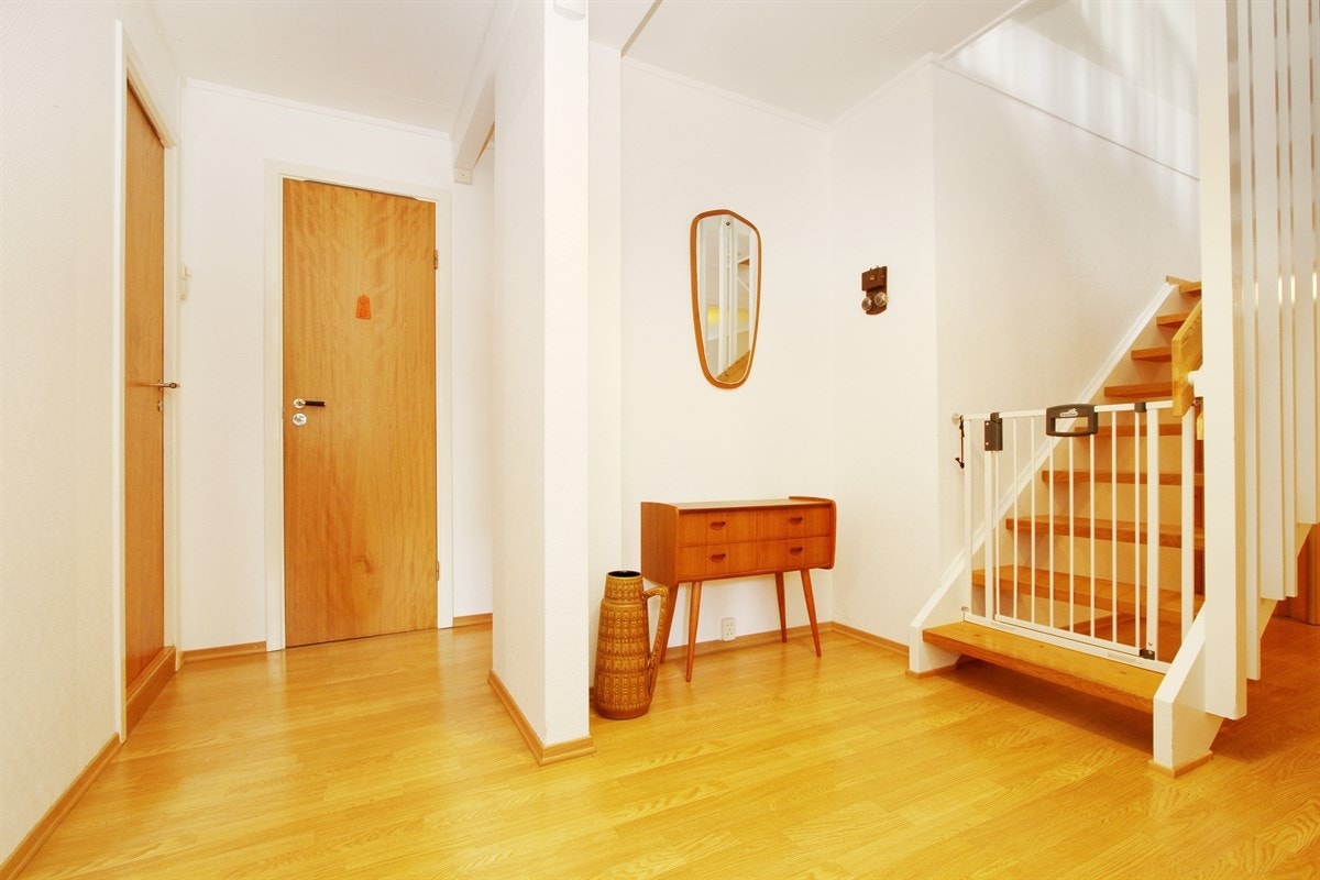 Stor entré med gode lagringsmuligheter under trappen Galleribilde