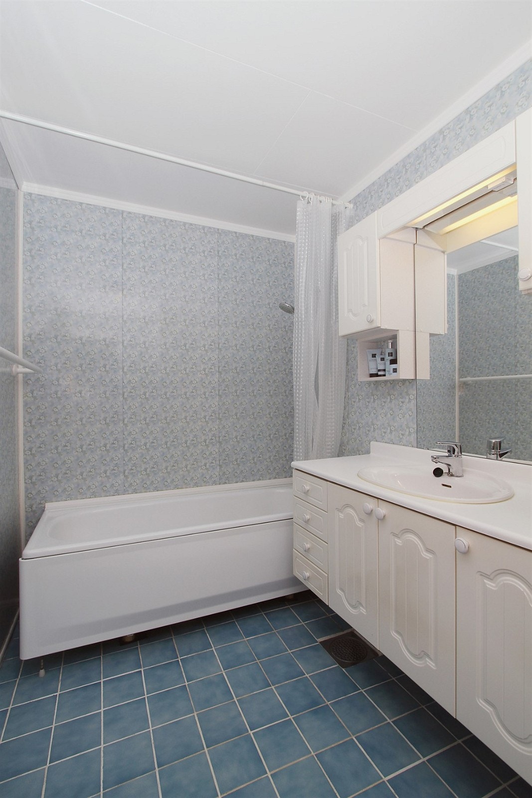 Romslig bad med varmekabler og badekar Galleribilde