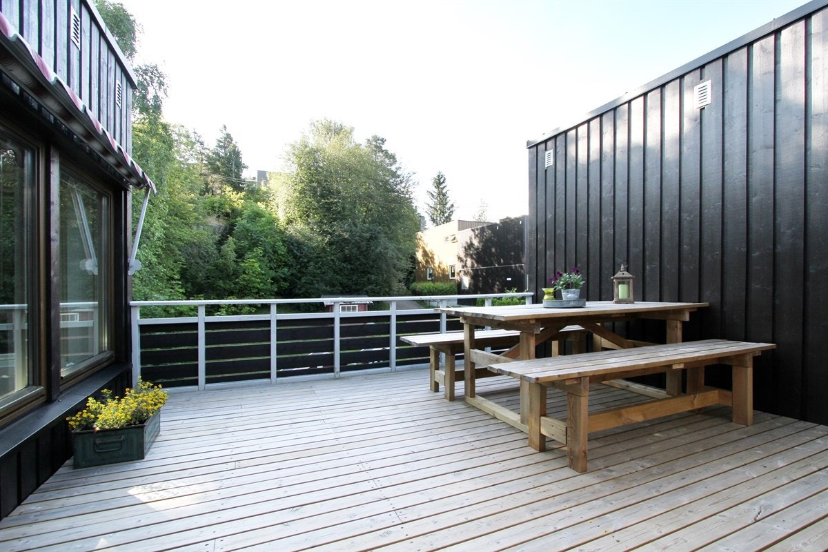 Stor, sydøstvendt terrasse på ca. 25 kvm, som ligger meget usjenert til Galleribilde