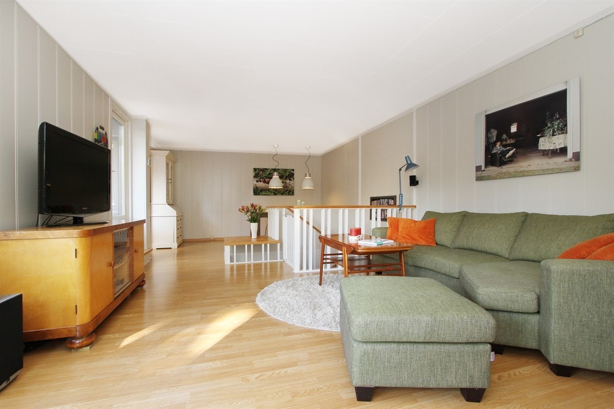 Stor, lys stue med mulighet for både sofagruppe og spisebord Galleribilde