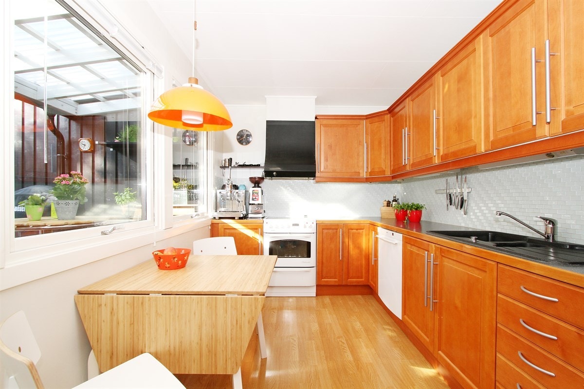 Kjøkken med god skapplass, samt mulighet for hyggelig spiseplass ved vinduet Galleribilde