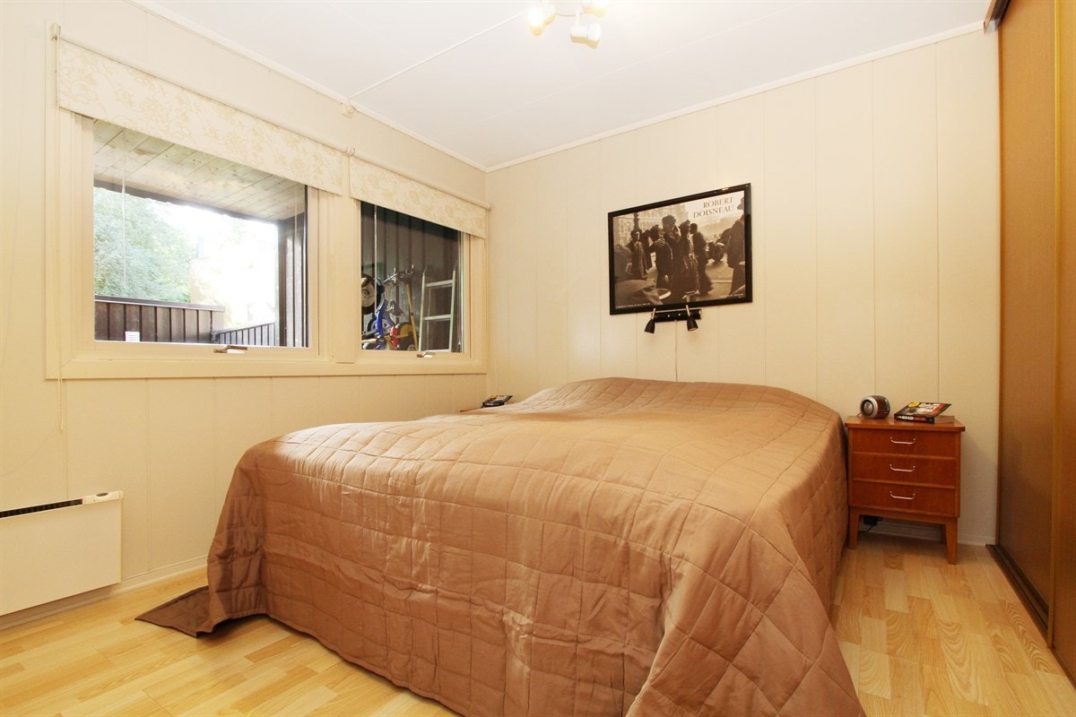 Hovedsoverom med plass til dobbeltseng, samt er utstyrt med skyvedørsgarderobe Galleribilde