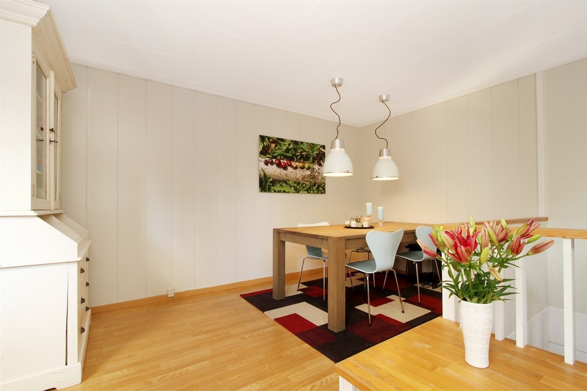 Spisestuen ligger i tilknytning til kjøkkenet Galleribilde