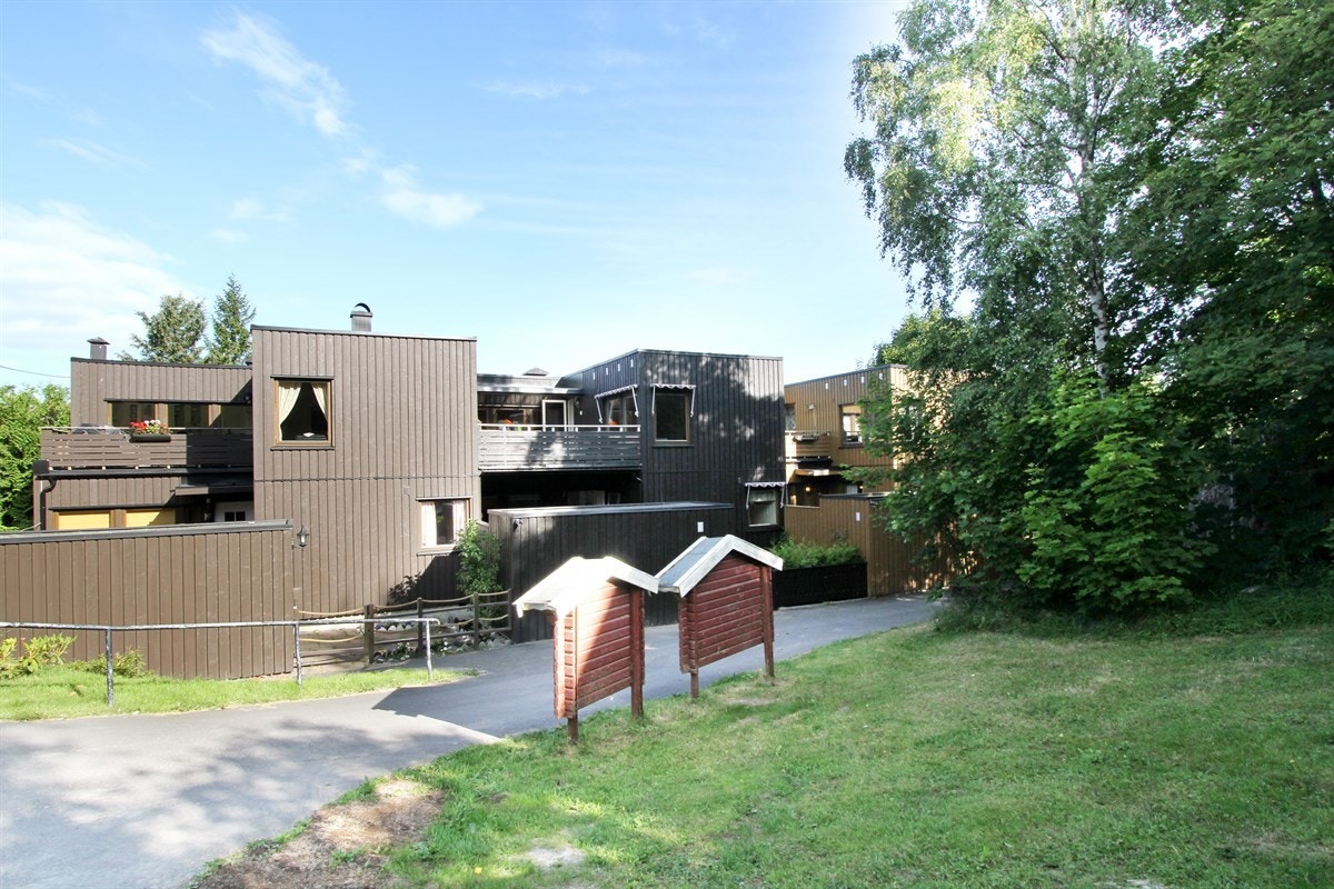 Beliggende i grønne, skjermede omgivelser rett ved marka Galleribilde