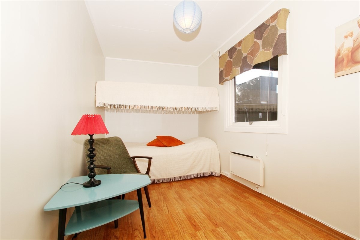 Dette soverommet er utstyrt med garderobeskap og plassbygget køyeseng Galleribilde