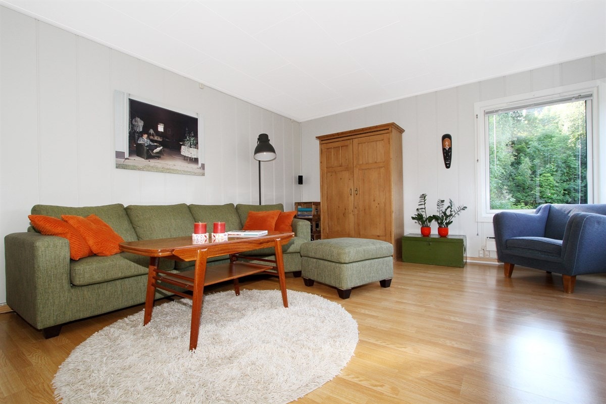 Store vindusflater som slipper inn rikelig med sollys Galleribilde