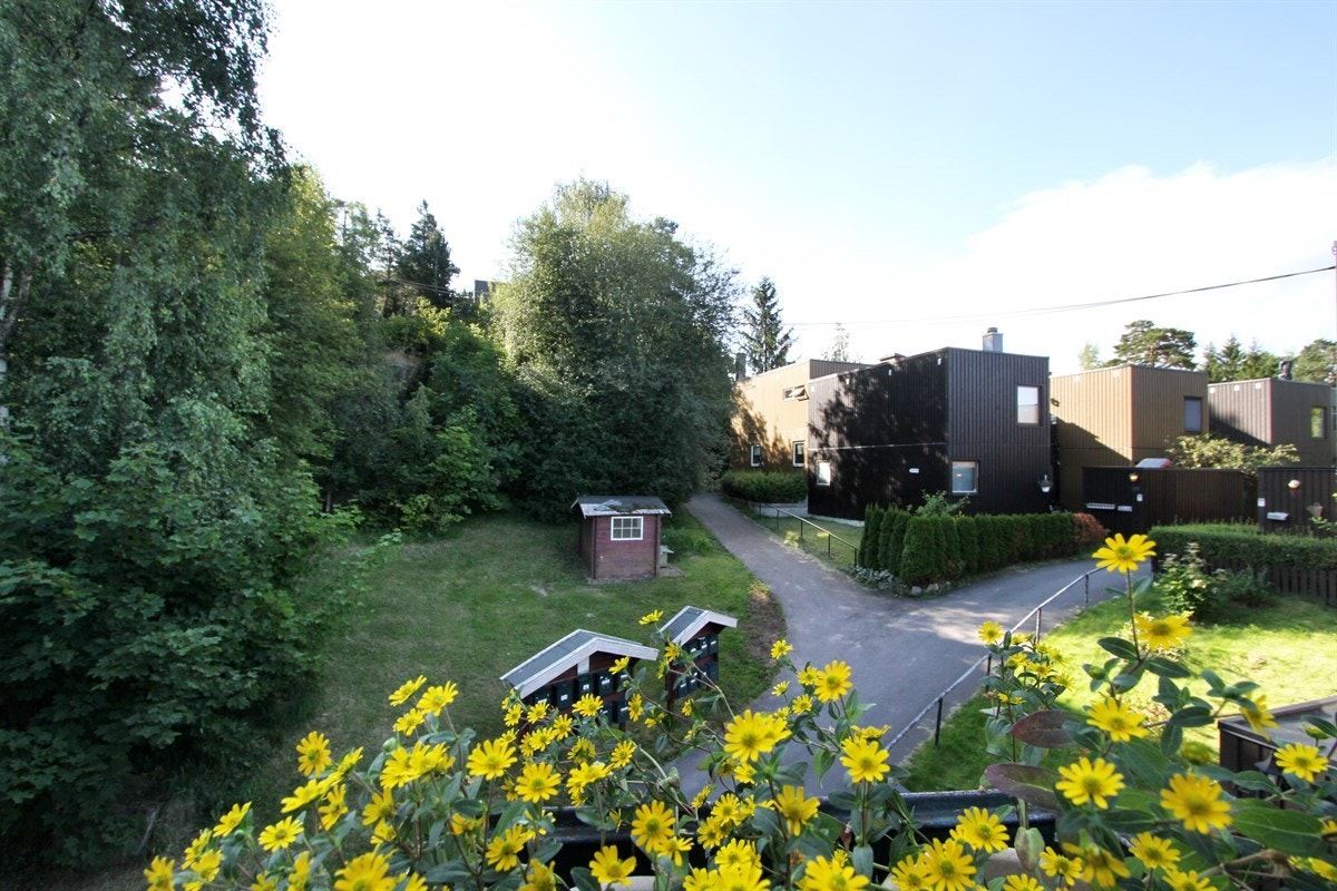 Trivelig utsyn mot felles grøntområde fra terrassen Galleribilde