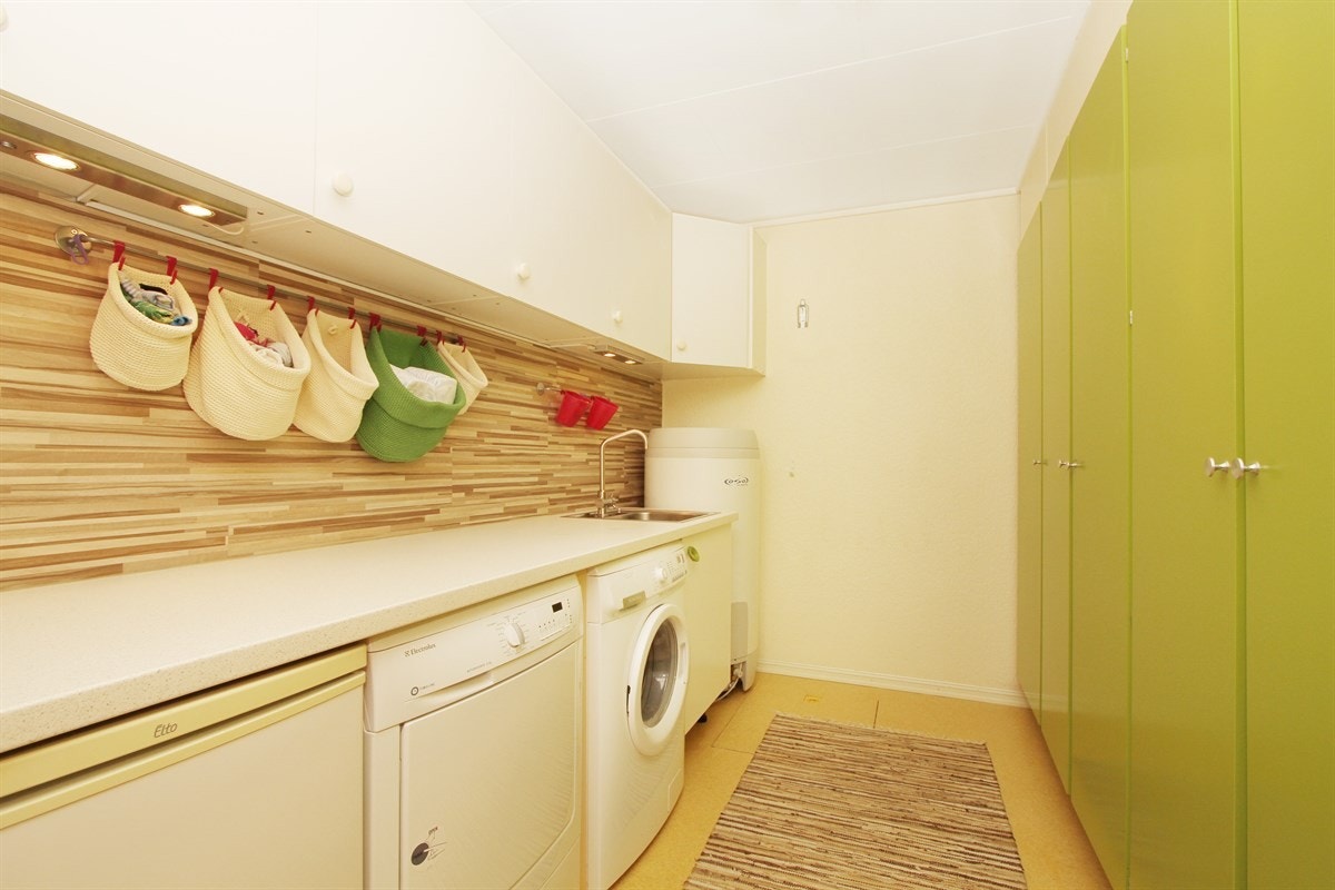 Meget praktisk vaskerom med vaskekum og opplegg for vaskemaskin/tørketrommel Galleribilde