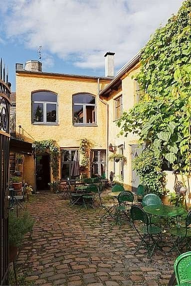 Smia - Flott restaurant tvers over gata! Galleribilde