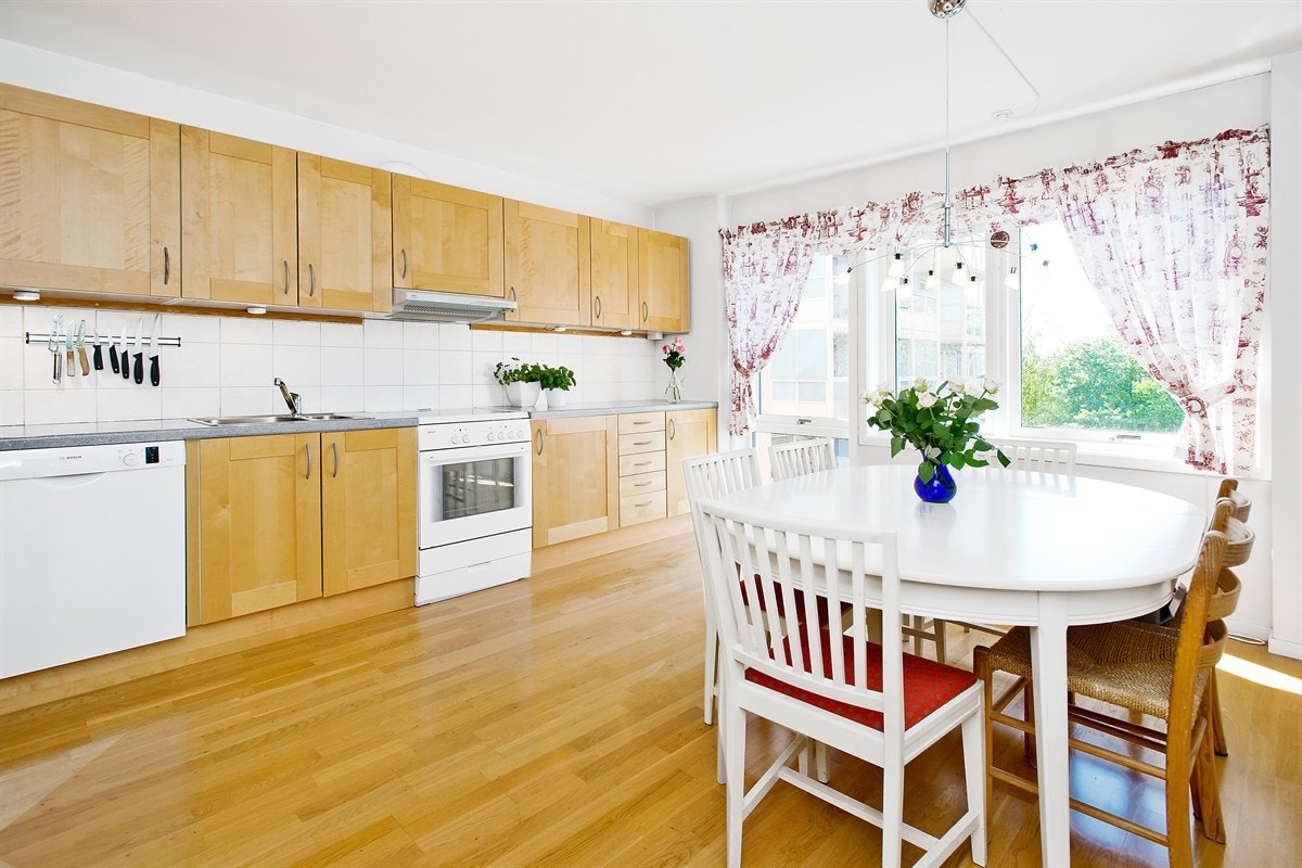 Stort spisekjøkken med flotte lysforhold Galleribilde