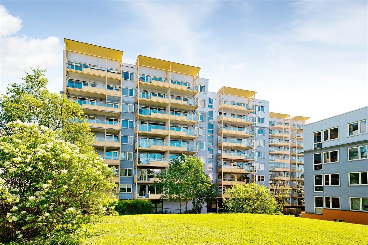 Kollektivet brl. har en flott beliggenhet i grønne omgivelser og med kort vei til off. komm. og servicetilbud Galleribilde