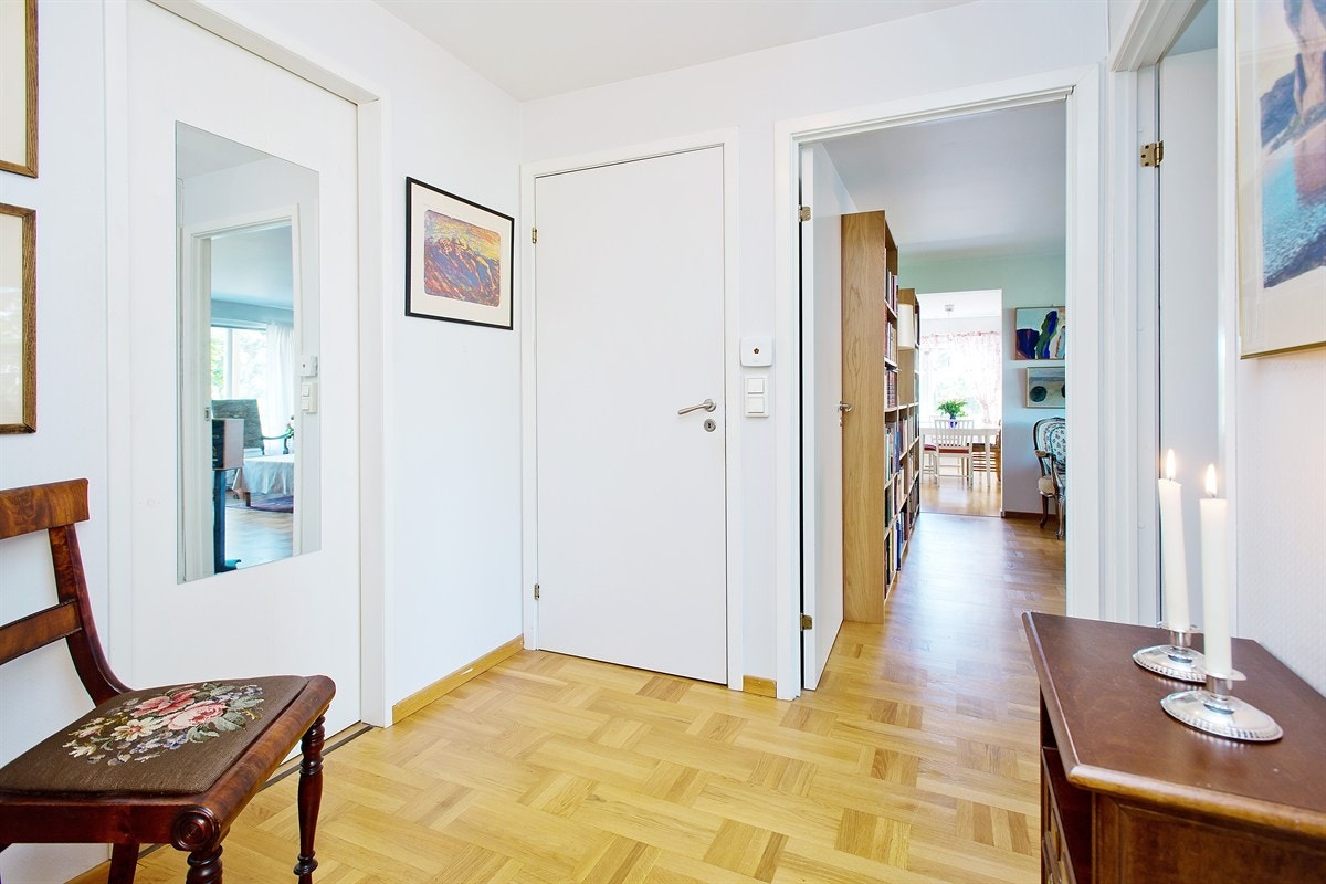 Entrè med innvendig, praktisk bod for oppbevaring Galleribilde