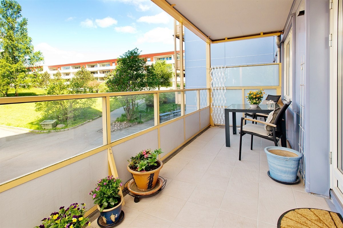 Stor, flislagt og solrik hjørnebalkong på 10,5 kvm Galleribilde