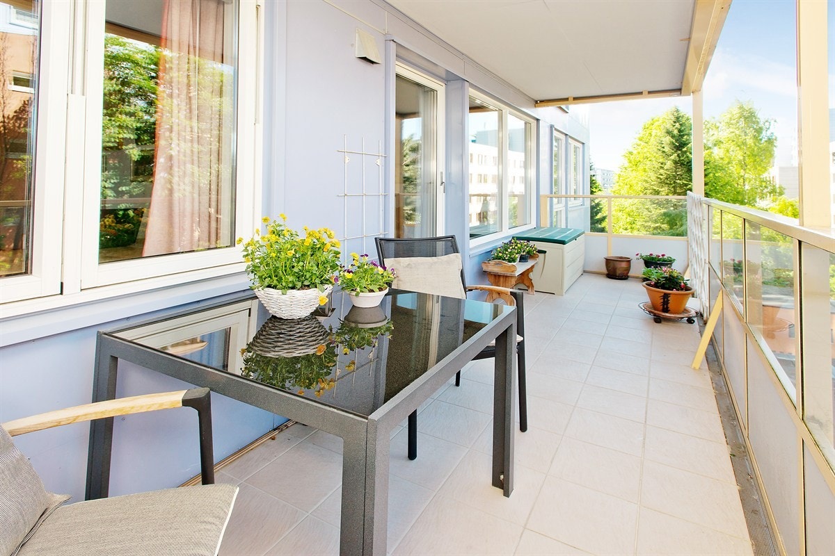 God plass til spisebord på balkongen Galleribilde