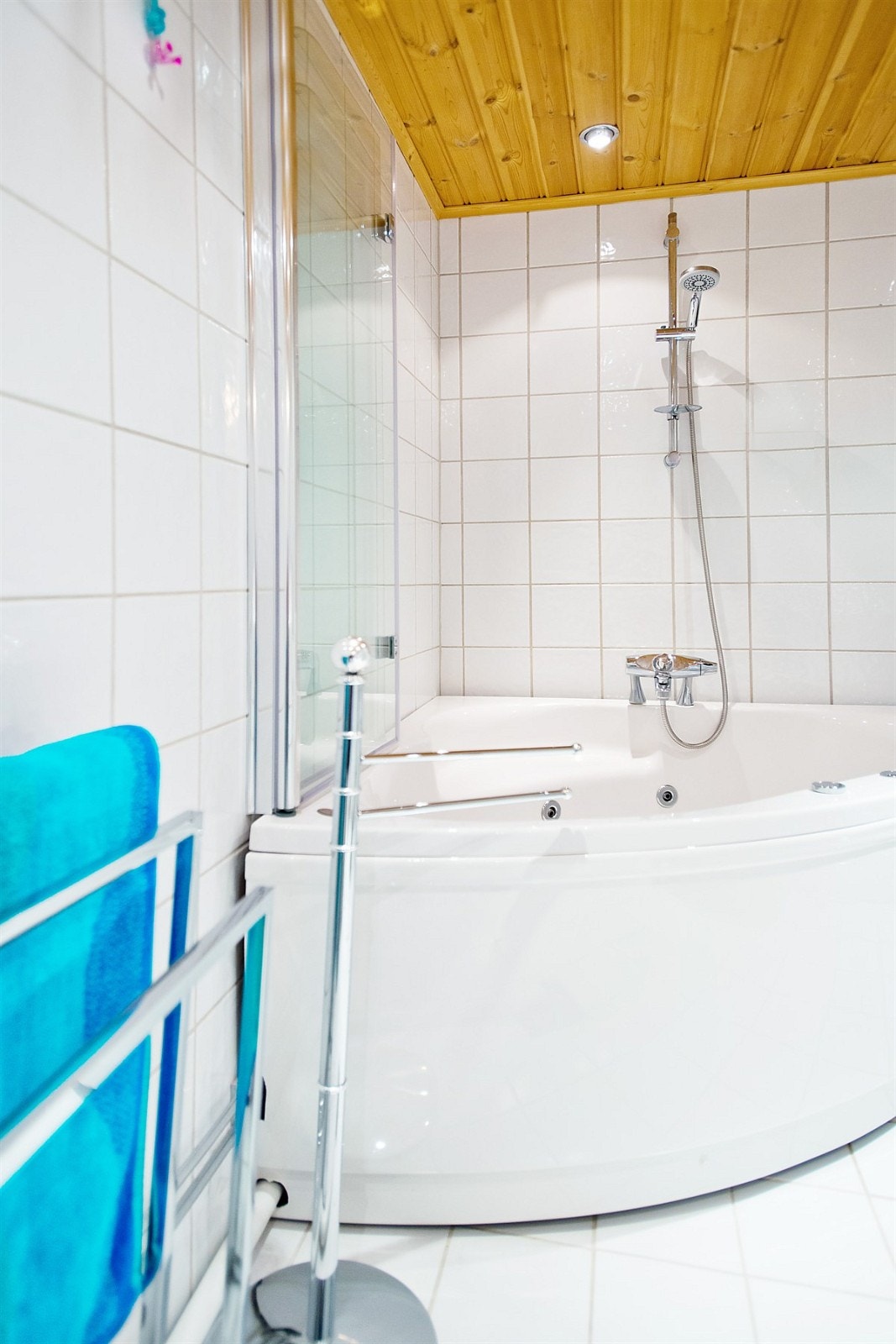 Flott hjørneboblekar med dusjvegg. Downlights i taket Galleribilde