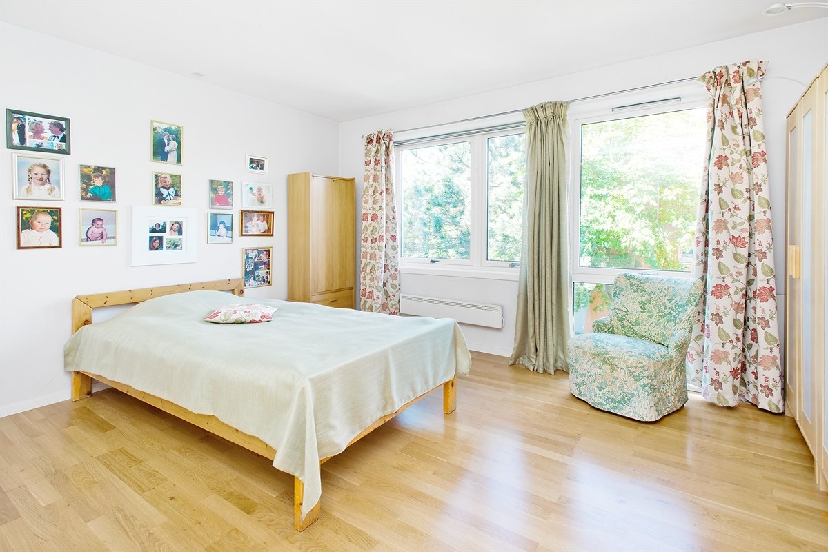 Stort soverom og godt med garderobeskap Galleribilde