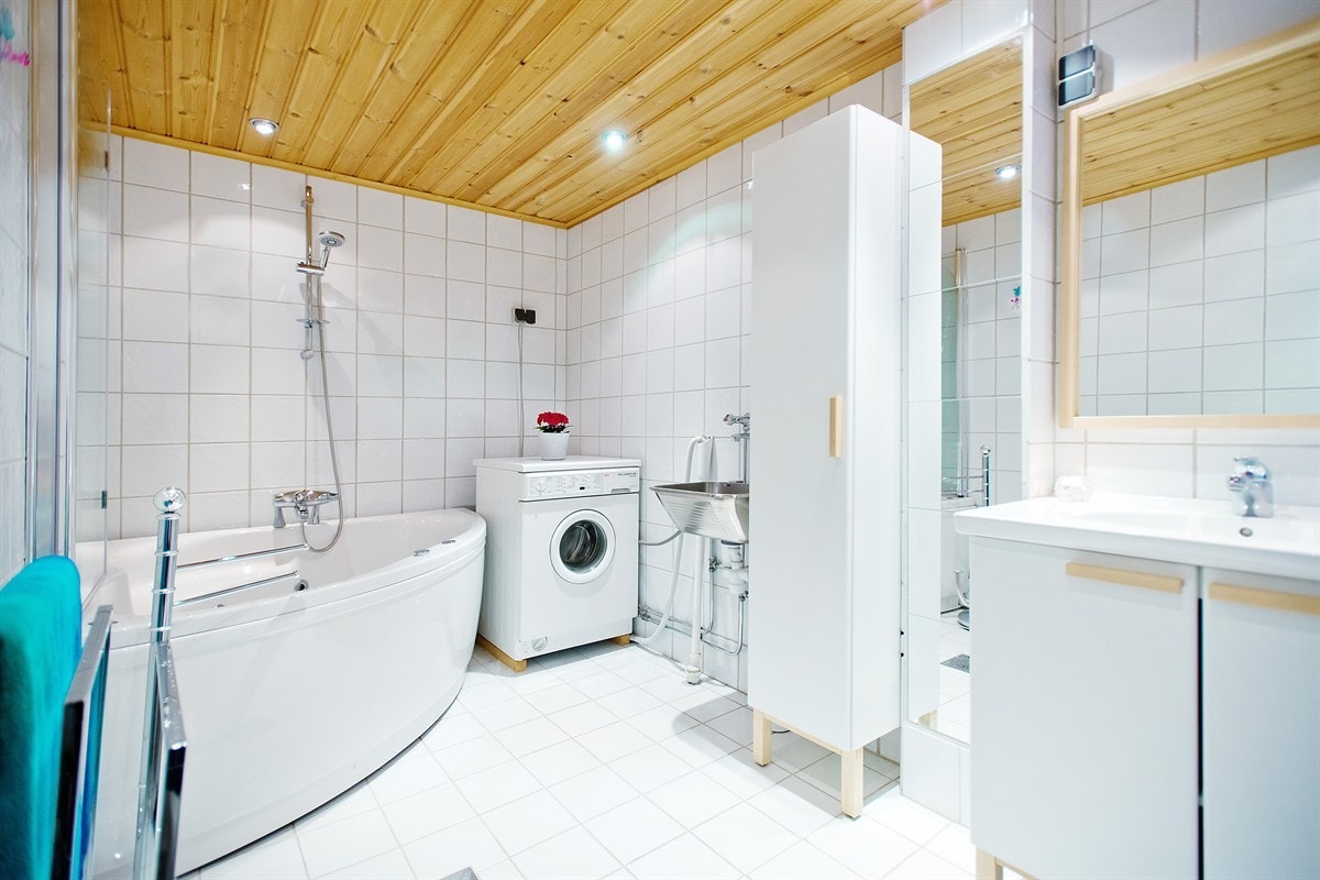 Meget romslig bad med boblekar, utslagsvask og opplegg for vaskemaskin Galleribilde