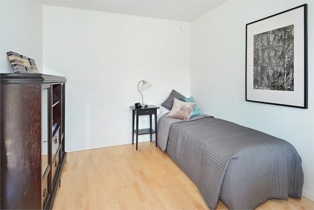 God plass til garderobeskap og seng. Galleribilde