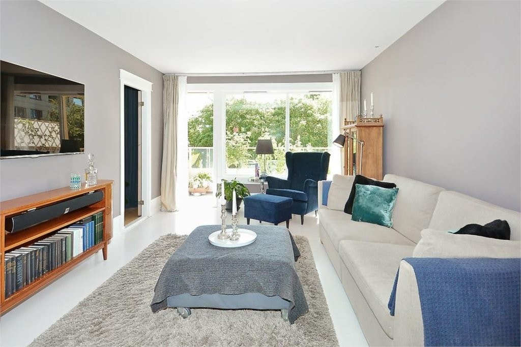 Utgang fra stue til sørvestvendt solrik balkong. Galleribilde