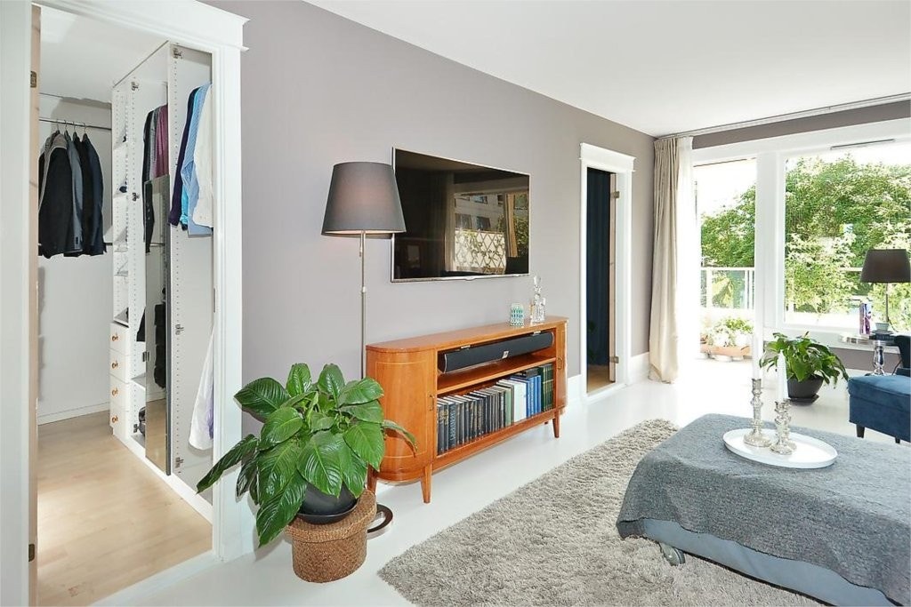 Inngang til "Walk in closet" fra stuen. Galleribilde