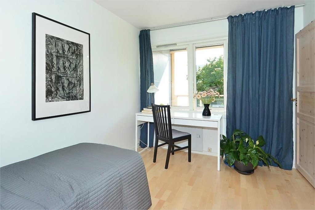 Pent soverom/gjesterom/kontor med hvitmalte vegger og parkett på gulv. Galleribilde