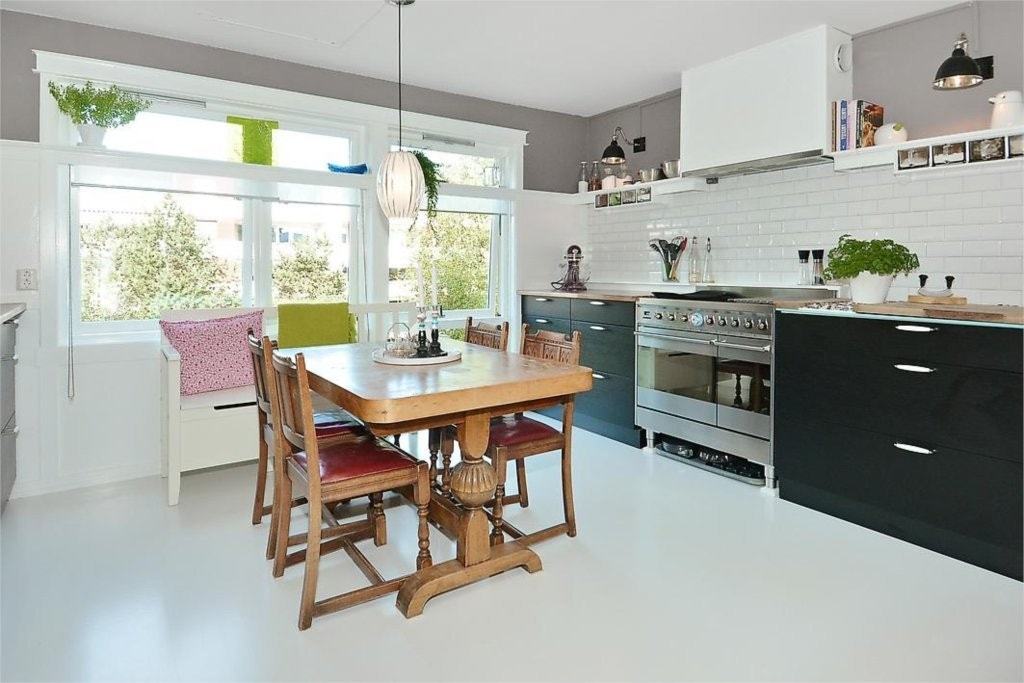 Nydelig kjøkken med unik design hvor en blander gammelt og nytt. Galleribilde