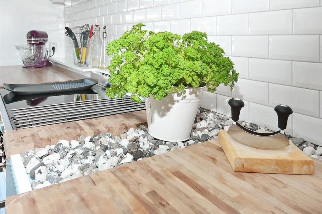 Benkeplate i valnøtt og pen seksjon med stein. Galleribilde