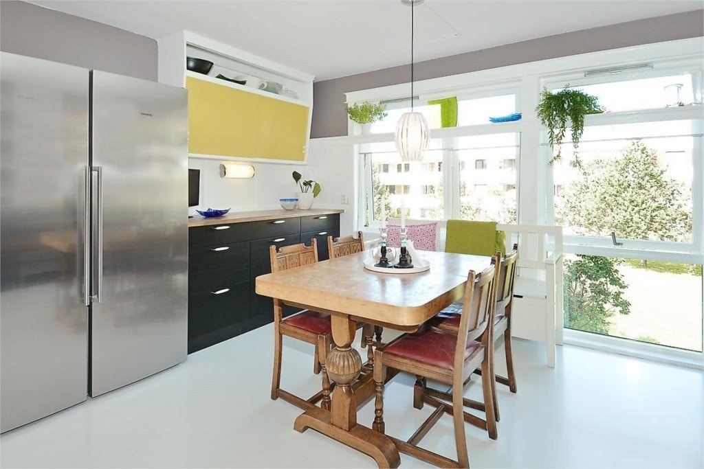 Store vindusflater gir en lys og lun atmosfære på kjøkkenet. Galleribilde