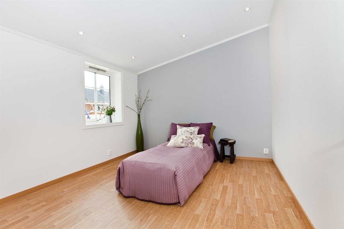 Soverom 1 i 1 etg med egen inngang til bad/wc Galleribilde