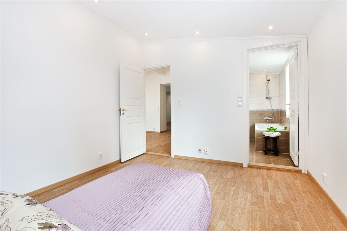 Soverom 1 i 1 etg med egen inngang til bad/wc Galleribilde