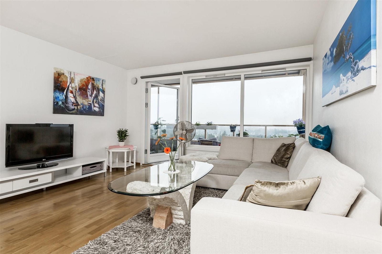 Fra stuen er det utgang til romslig, balkong med gode solforhold og fantastisk utsikt! Galleribilde