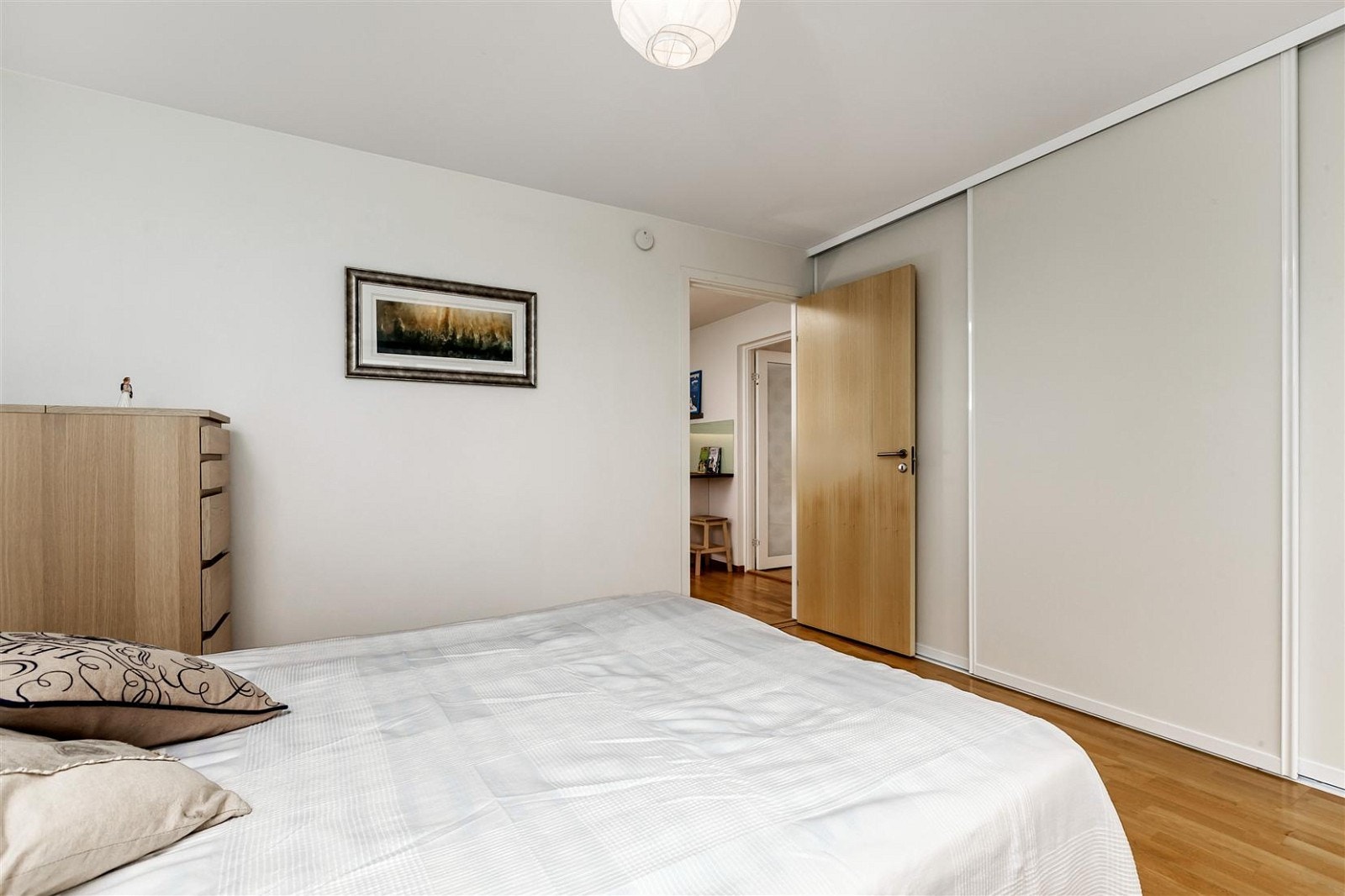 Romslig hovedsoverom med stor skyvedørsgarderobe Galleribilde