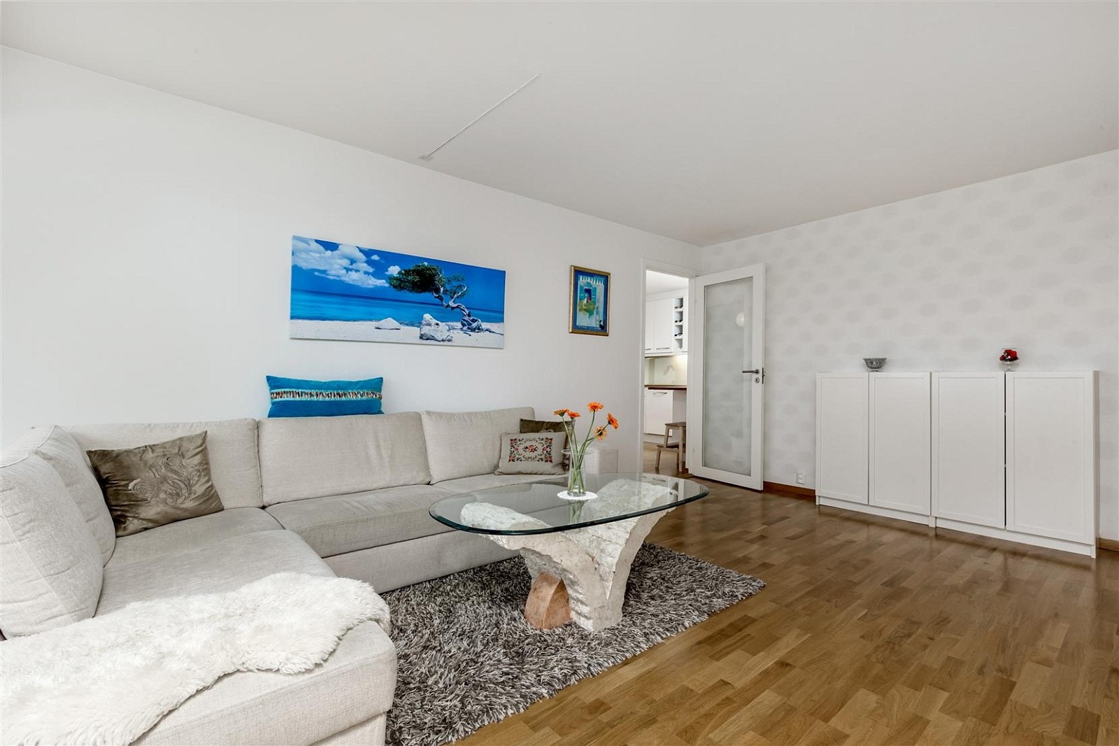 Romslig stue med flere møbleringsmuligheter Galleribilde