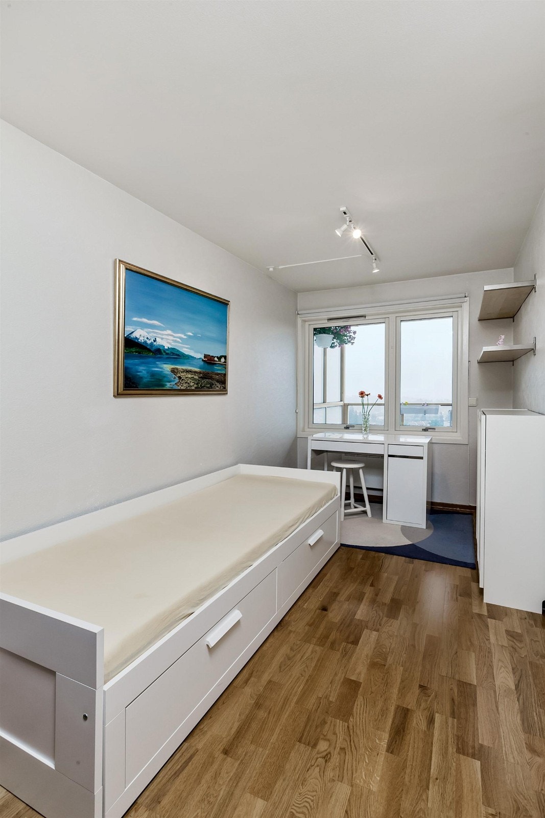 Soverom 2 med parkettgulv og malte flater Galleribilde