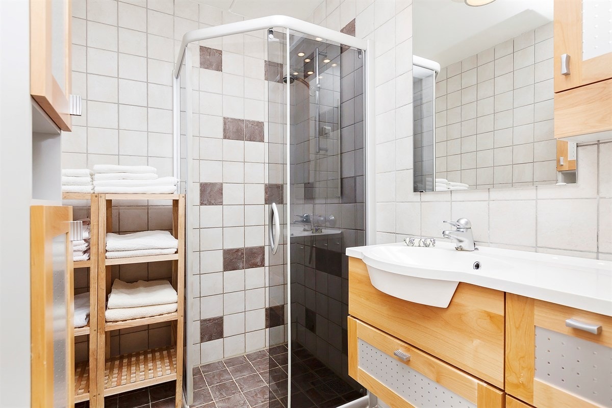 Pent, flislagt bad og godt med skapplass Galleribilde