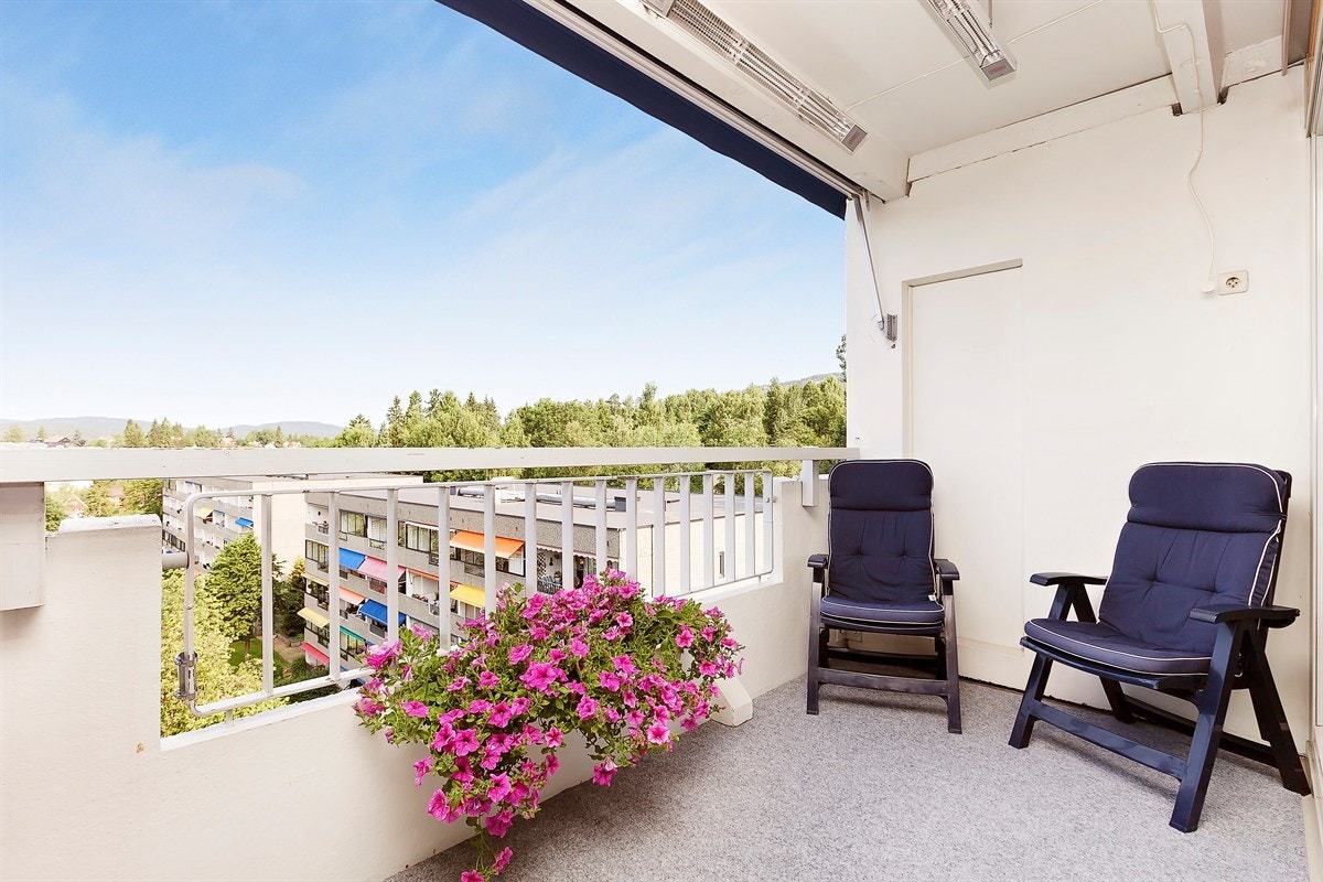 Stor, vestvendt og usjenert balkong på 10 kvm med ettermiddagssol. Galleribilde