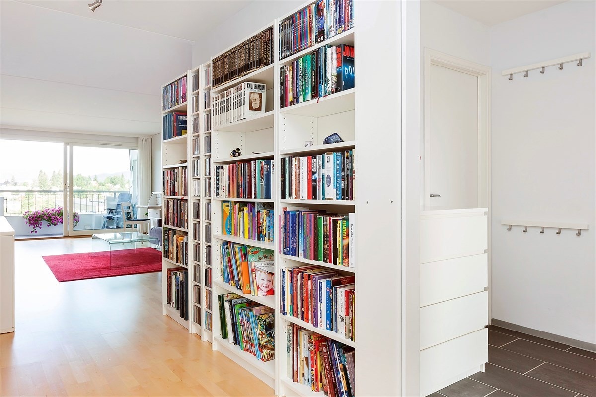 Entré mot stue, praktisk innvendig bod/garderobe i tilknytning til entreen Galleribilde