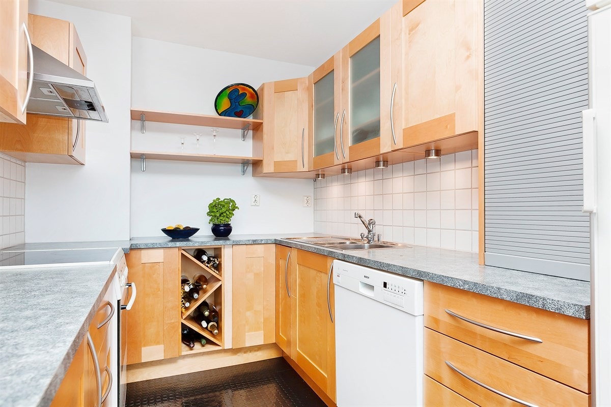 Pent, tidløst og praktisk Strai bjerke-kjøkken Galleribilde