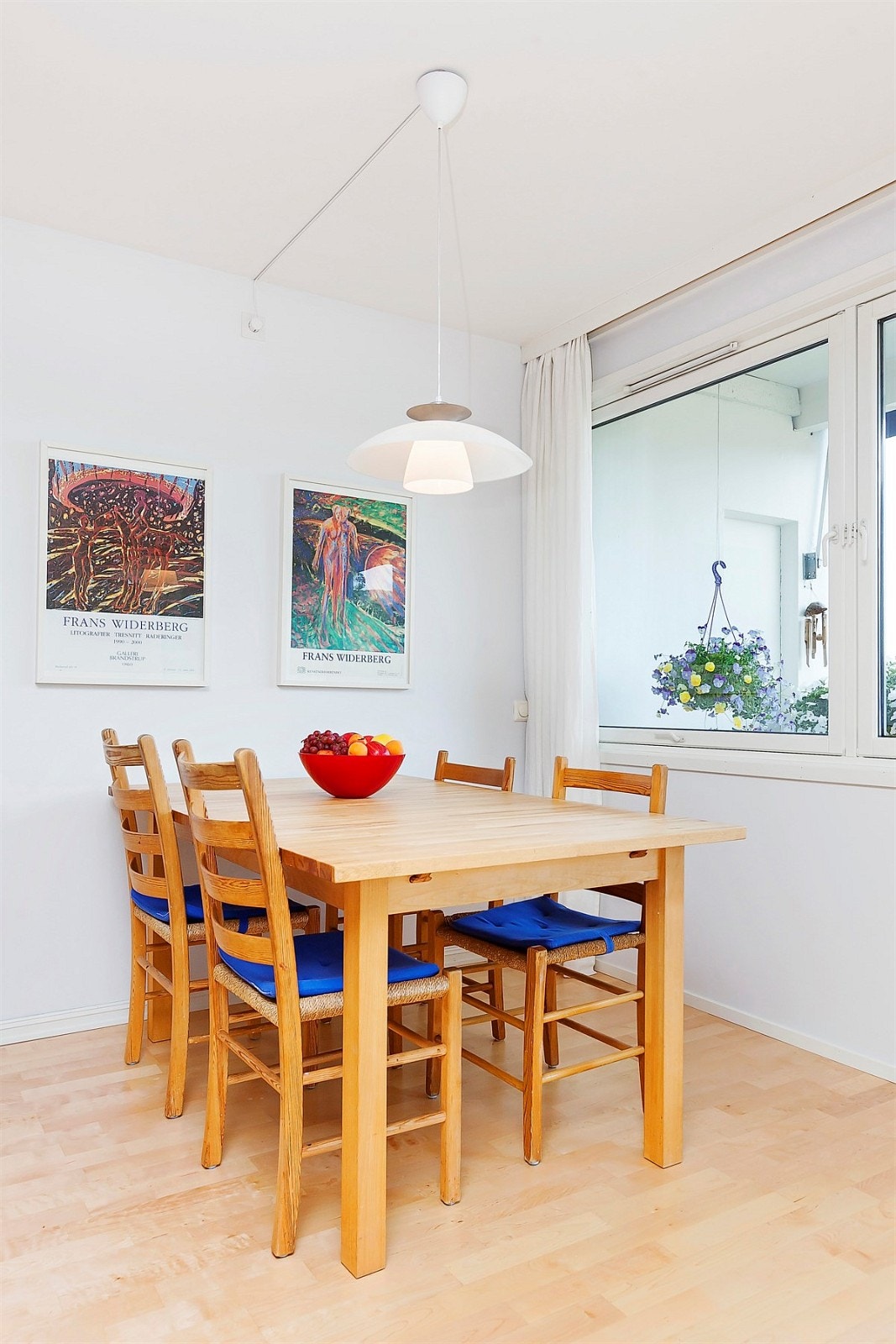 Spiseplass ved vinduet Galleribilde