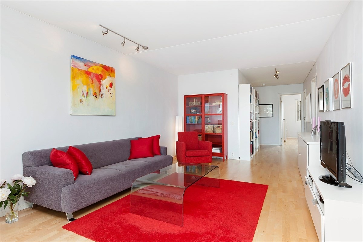 Leiligheten har en meget praktisk planløsning, med stue og kjøkken i den ene enden og soveromsavdeling og bad i den andre enden. Galleribilde