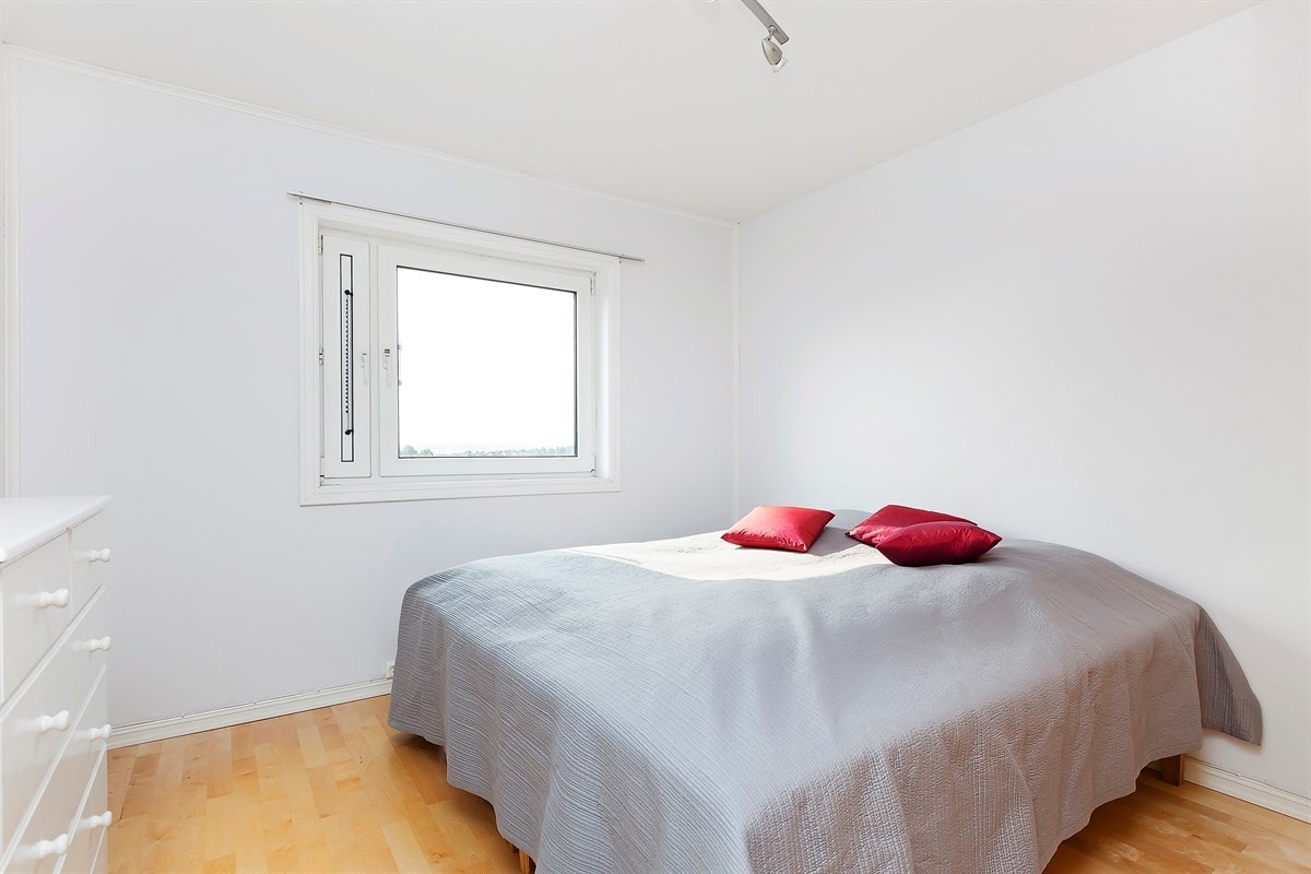 Romslig soverom med stor skyvedørsgarderobe på den ene veggen Galleribilde