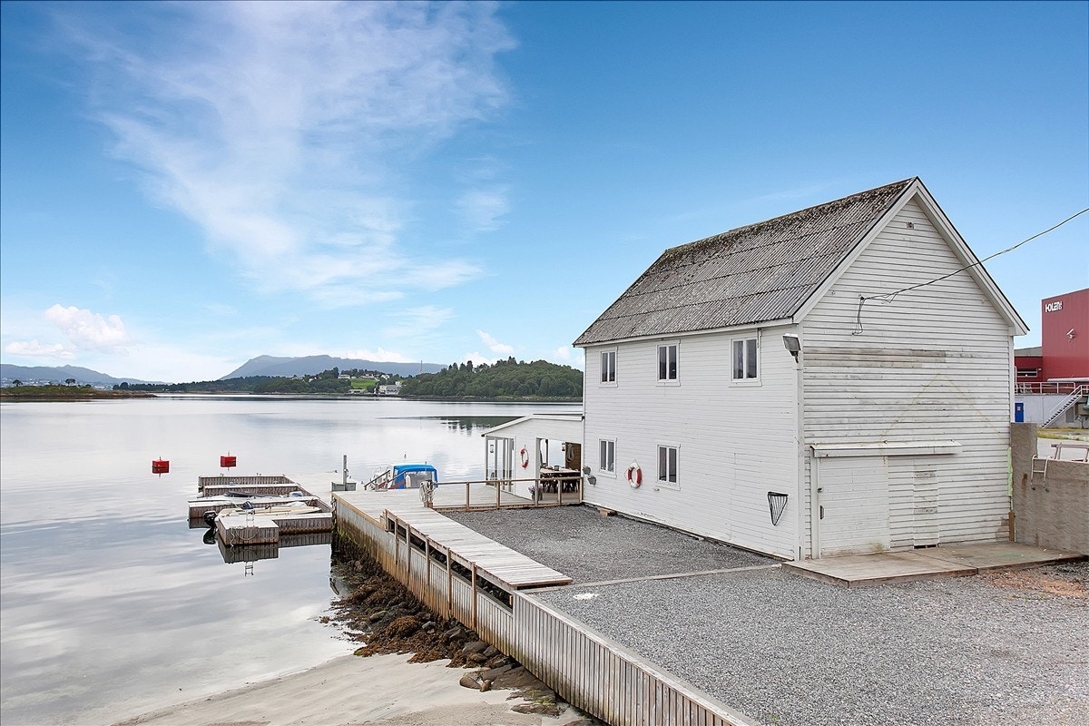 Sjøbod/rorbu med bryggeanlegg Galleribilde