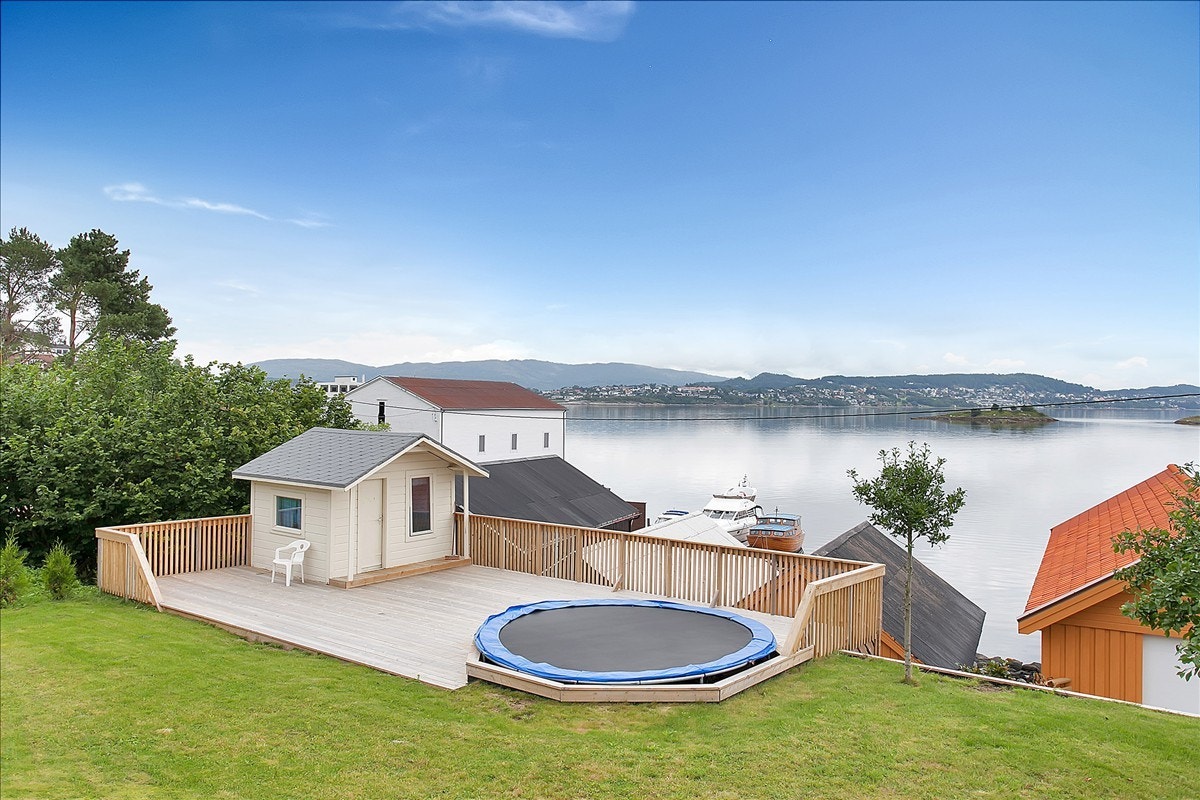 Leikehytte og trampoline medfølger salget Galleribilde