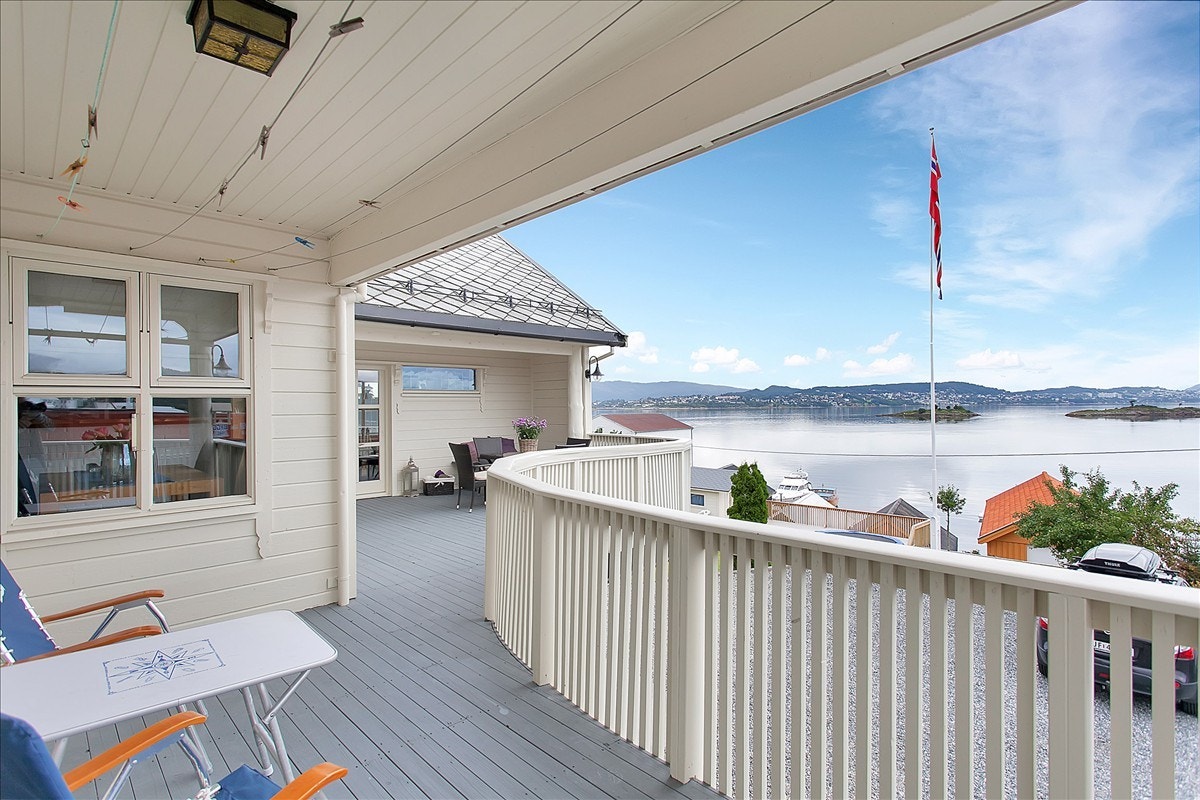 Romslig terrasse med utsikt Galleribilde