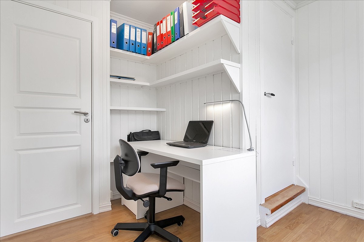 Kontor og gang til loft Galleribilde