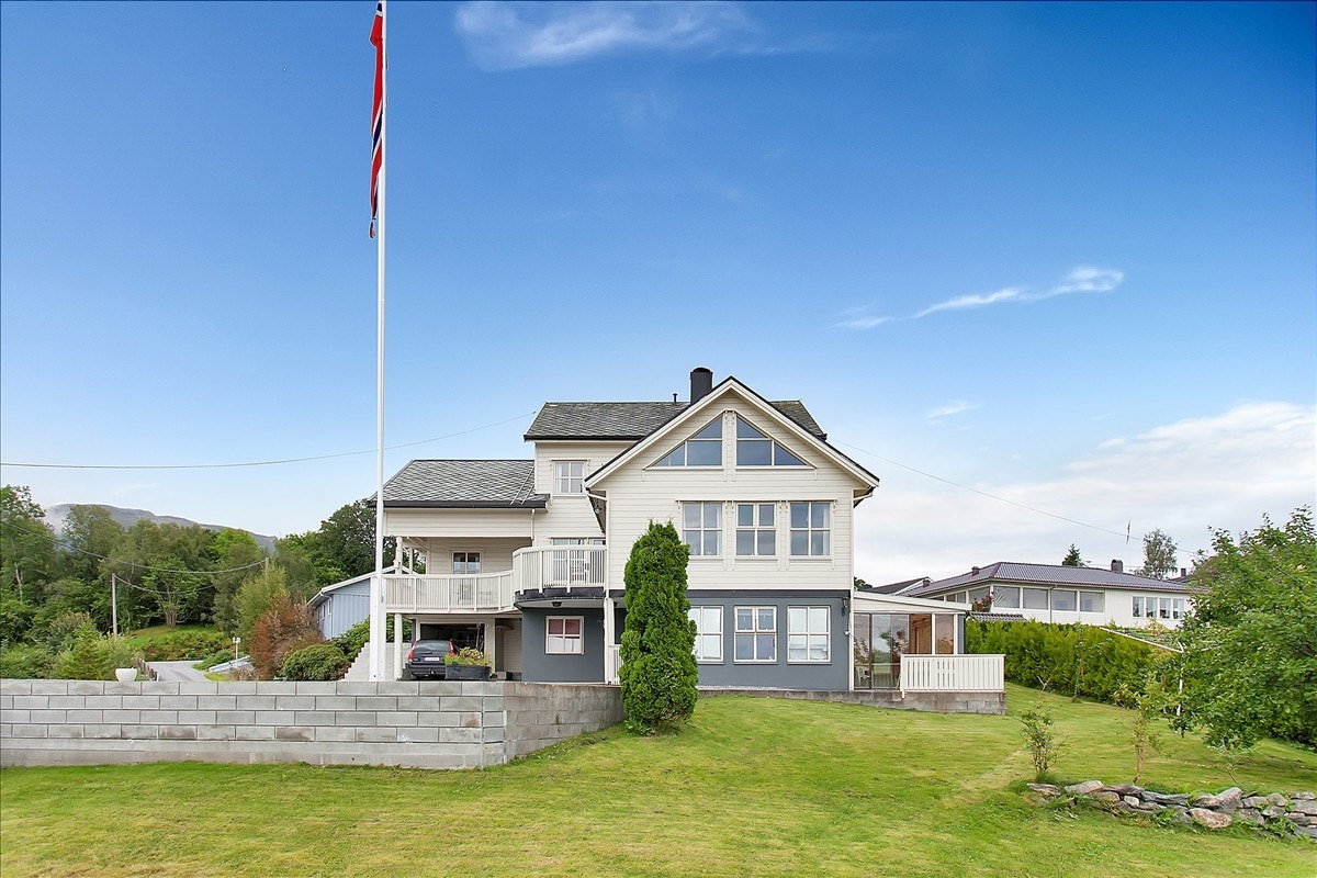 Hage mot fasade Galleribilde